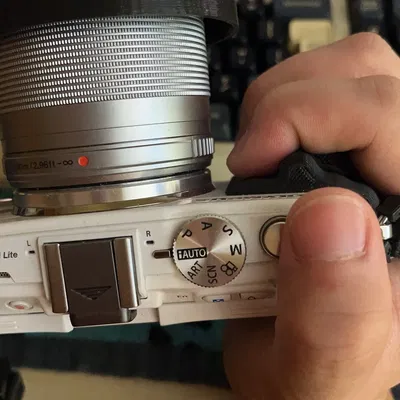 Giá đỡ camera Olympus E-PL5 cho phép chụp ổn định