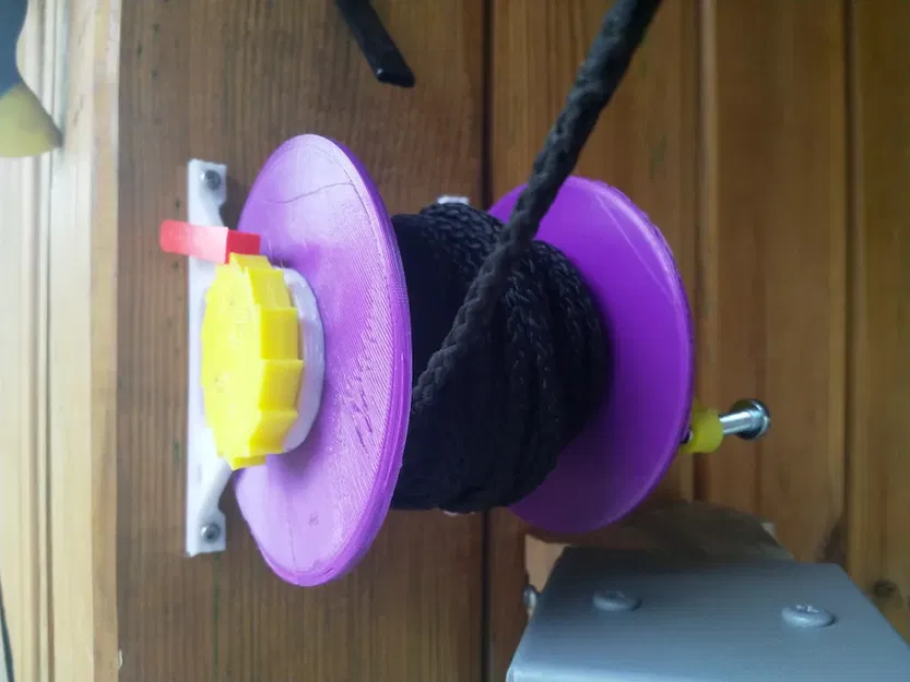 Reel treo tường đơn giản với phanh - Image 1