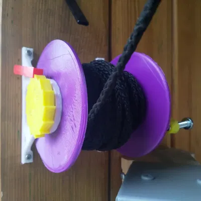 Reel treo tường đơn giản với phanh