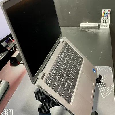 Giá đỡ laptop với kết nối và đai khóa