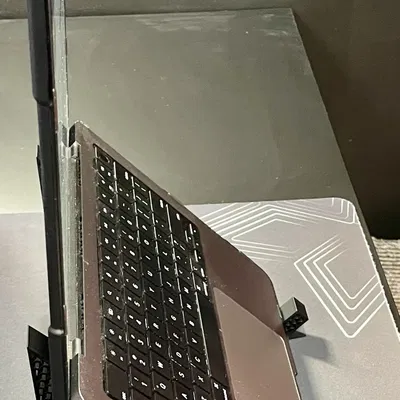 Giá đỡ laptop với kết nối và đai khóa