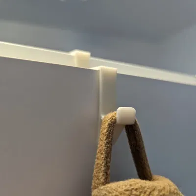 Móc treo quần áo bên trong cửa cho không gian sống