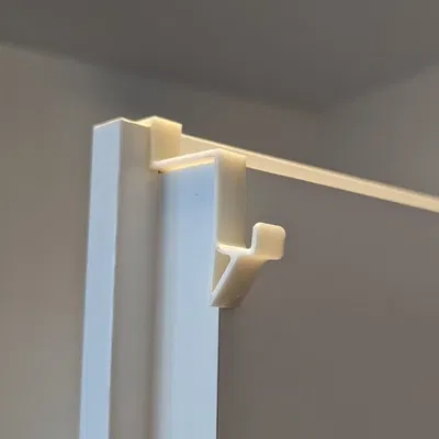 Móc treo quần áo bên trong cửa cho không gian sống