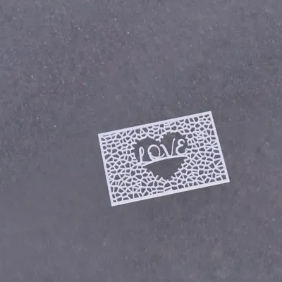 Trái tim khung với thiết kế Voronoi và tình yêu bên trong