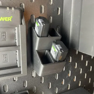 Giá đỡ pin camera trên bảng ghim Ikea Skadis