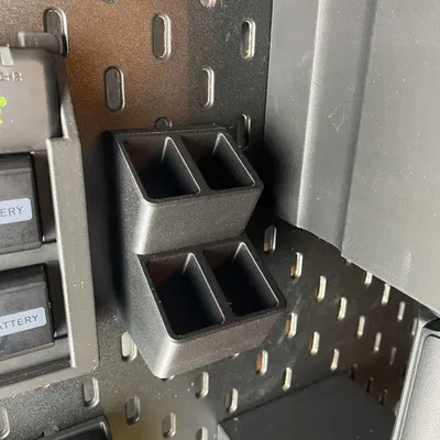 Giá đỡ pin camera trên bảng ghim Ikea Skadis