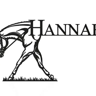 Ngựa Hannah đi trên cỏ