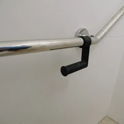 Giá đỡ giấy vệ sinh cho người khuyết tật trên đường ray