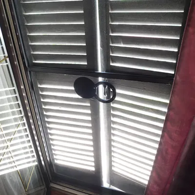 Lỗ chèn lưới cho cửa hoặc cửa sổ chống muỗi trên sân thư...