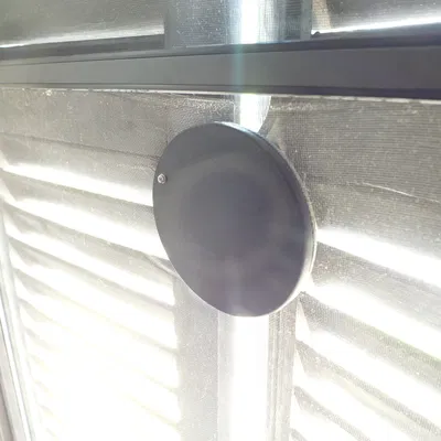 Lỗ chèn lưới cho cửa hoặc cửa sổ chống muỗi trên sân thư...