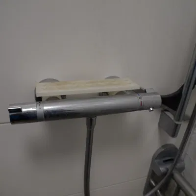 Bàn để xà phòng và dầu gội trong phòng tắm