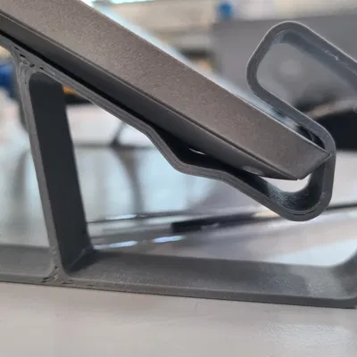 Giá đỡ PC nghiêng giúp giảm đau cổ khi làm việc