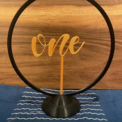 Trung tâm hoa cưới hình vòng và số bàn