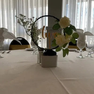 Trung tâm hoa cưới hình vòng và số bàn