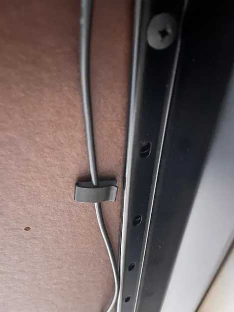 Kẹp dây cáp mỏng để bàn dễ dàng quản lý - Image 1