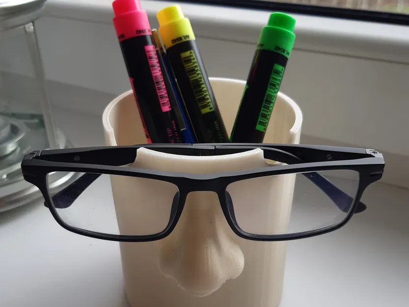 Giá đỡ bút và kệ đựng kính mắt Brýlovec - Image 1