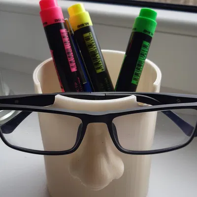 Giá đỡ bút và kệ đựng kính mắt Brýlovec