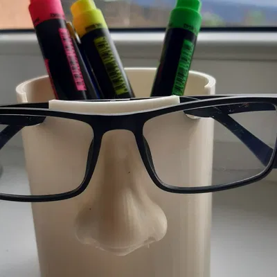 Giá đỡ bút và kệ đựng kính mắt Brýlovec