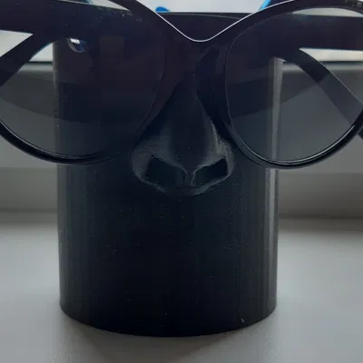 Giá đỡ bút và kệ đựng kính mắt Brýlovec