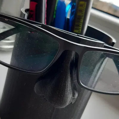 Giá đỡ bút và kệ đựng kính mắt Brýlovec