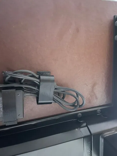 Giá đỡ cáp dưới bàn giúp tổ chức cáp gọn gàng hơn - Image 1