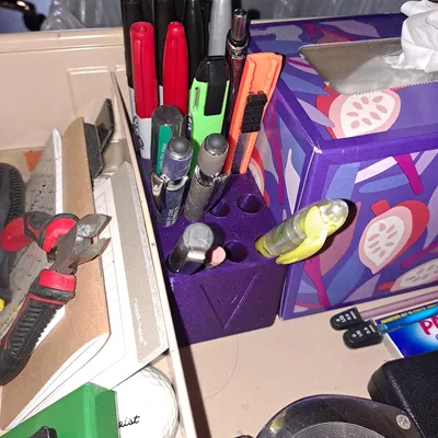 Giá đỡ bút và dụng cụ trong ngăn kéo bàn