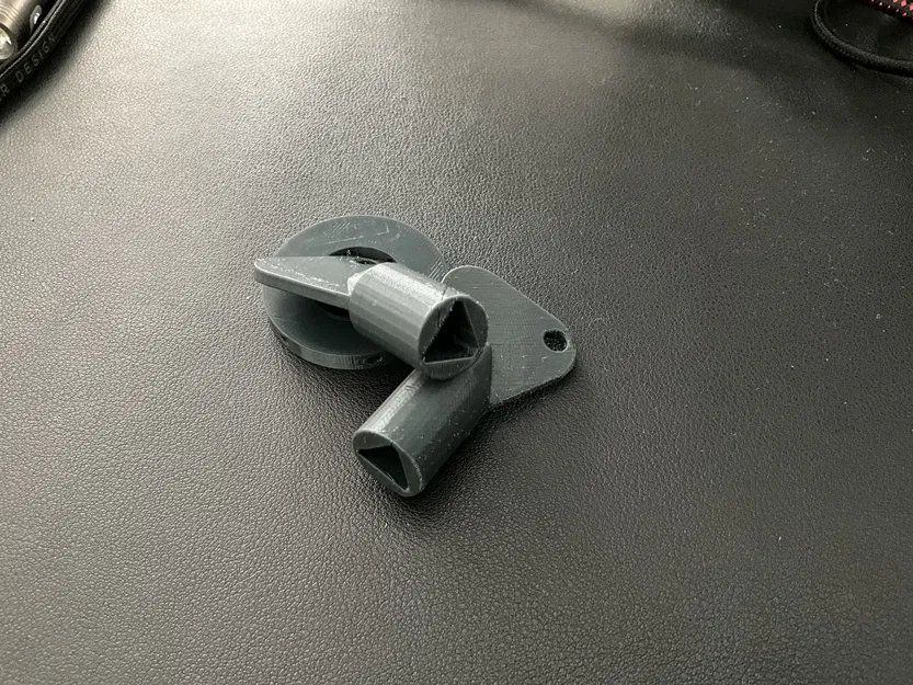 Chìa khóa hình tam giác ngắn cho tủ điện/gas 16mm - Image 1