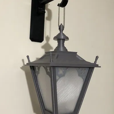 Đèn lồng treo cổ điển với nến điện