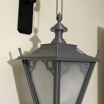 Đèn lồng treo cổ điển với nến điện