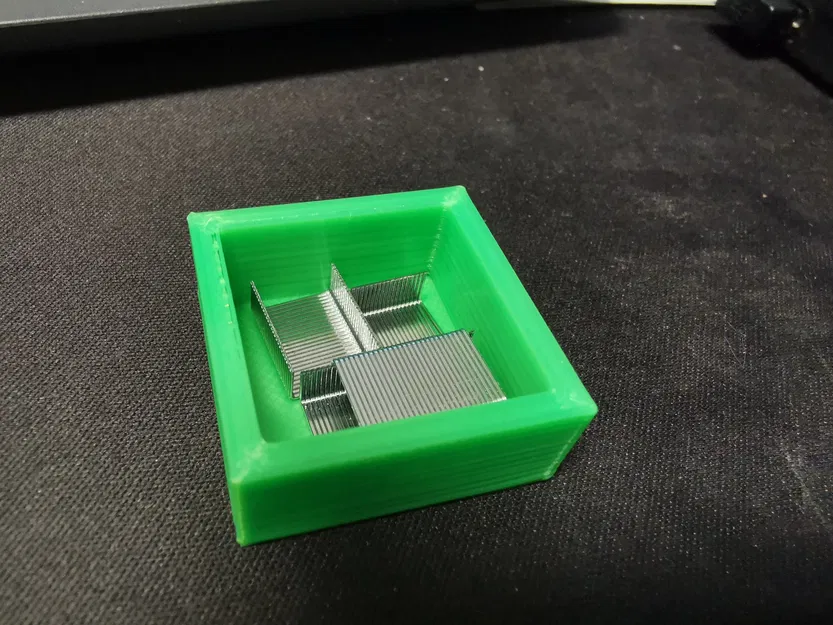 Hộp đựng ghim giấy hình khối đơn giản - Image 1