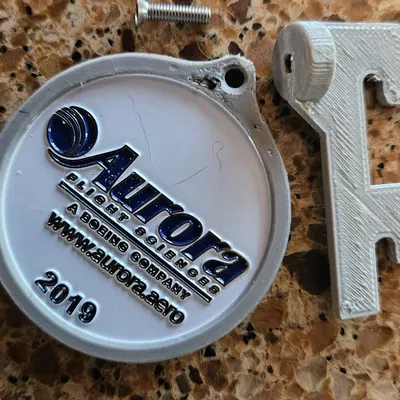 Giá đỡ đồng xu thách thức cho không gian làm việc