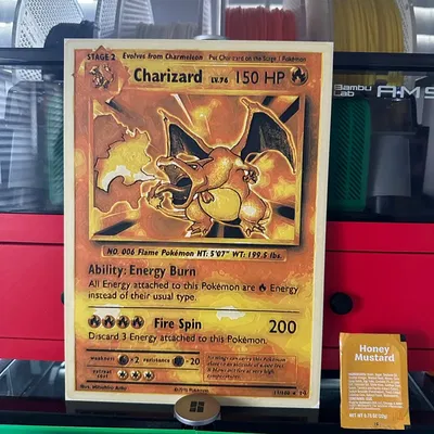 Thẻ bài Charizard không có logo Pikachu từ HueForge