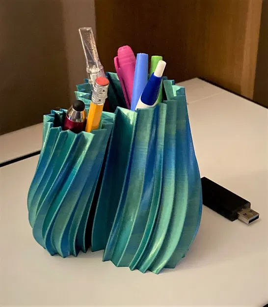 Bình hoa xoắn với ngăn chứa bút và bút chì - Image 1