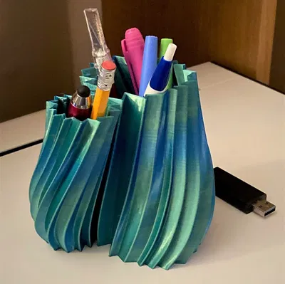 Bình hoa xoắn với ngăn chứa bút và bút chì