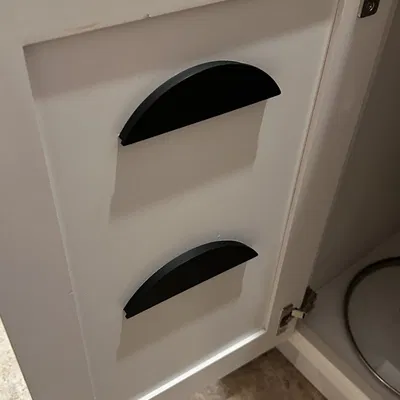 Giá đỡ nắp nồi và chảo gắn trong tủ bếp