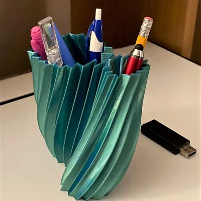 Bình hoa xoắn với ngăn chứa bút và bút chì