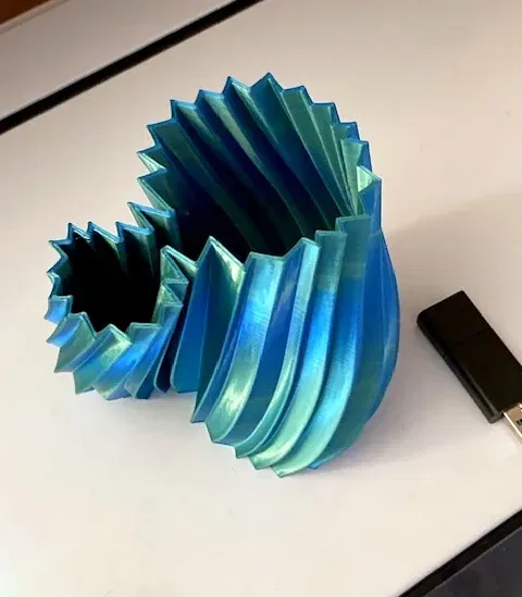 Bình hoa xoắn với ngăn chứa bút và bút chì - Image 4