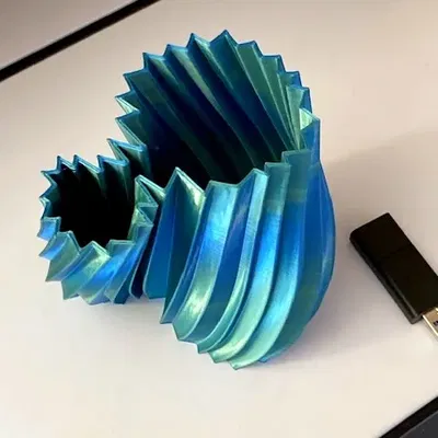 Bình hoa xoắn với ngăn chứa bút và bút chì