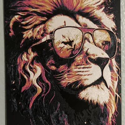 Sư tử Hueforge đeo kính mát độc đáo