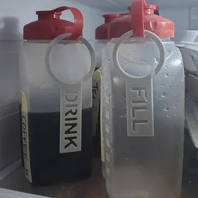 Nhãn treo cho chai nước uống dễ dàng nhận diện