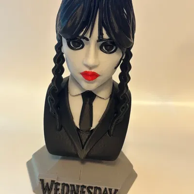 Tượng bán thân Wednesday Addams từ gia đình Addams