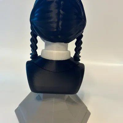 Tượng bán thân Wednesday Addams từ gia đình Addams