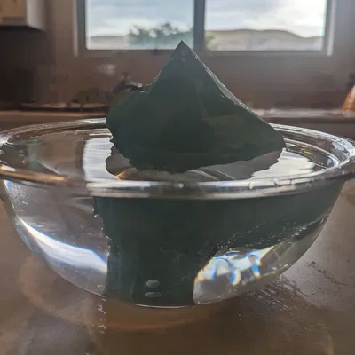 Băng trôi Lowpoly nổi trên mặt nước