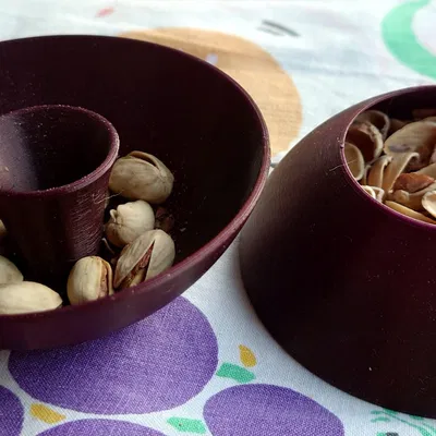 Bát hạt điều với nắp đậy cho hạt và đáy cho vỏ hạt