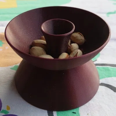 Bát hạt điều với nắp đậy cho hạt và đáy cho vỏ hạt