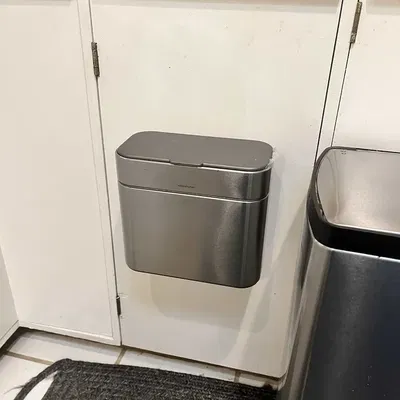 Giá đỡ tủ cho thùng phân compost Simplehuman