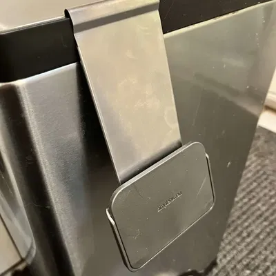 Giá đỡ tủ cho thùng phân compost Simplehuman