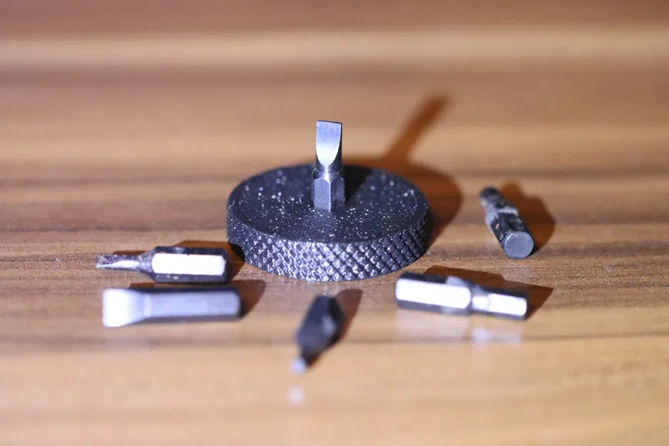 Công cụ vít phẳng siêu mỏng với bề mặt gân nổi - Image 1