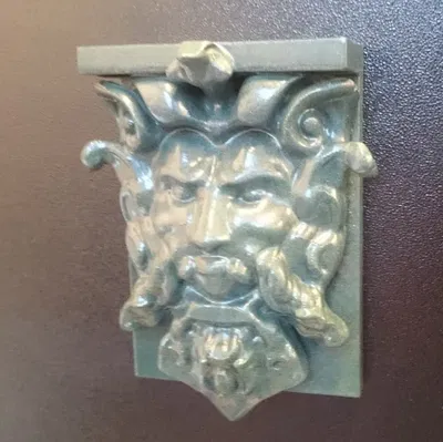 Giá treo tường hình người đàn ông có râu