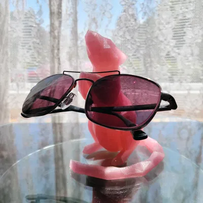 Giá đỡ kính hình chuột Valentino từ Macroglossum